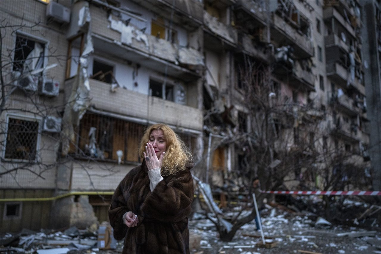 una ciudadana ucraniana llora desconsolada junto a su casa despues de un ataque con misiles en la ciudad de kiev ucrania el viernes 25 de febrero de 202 2e7ecd9a 1280x853